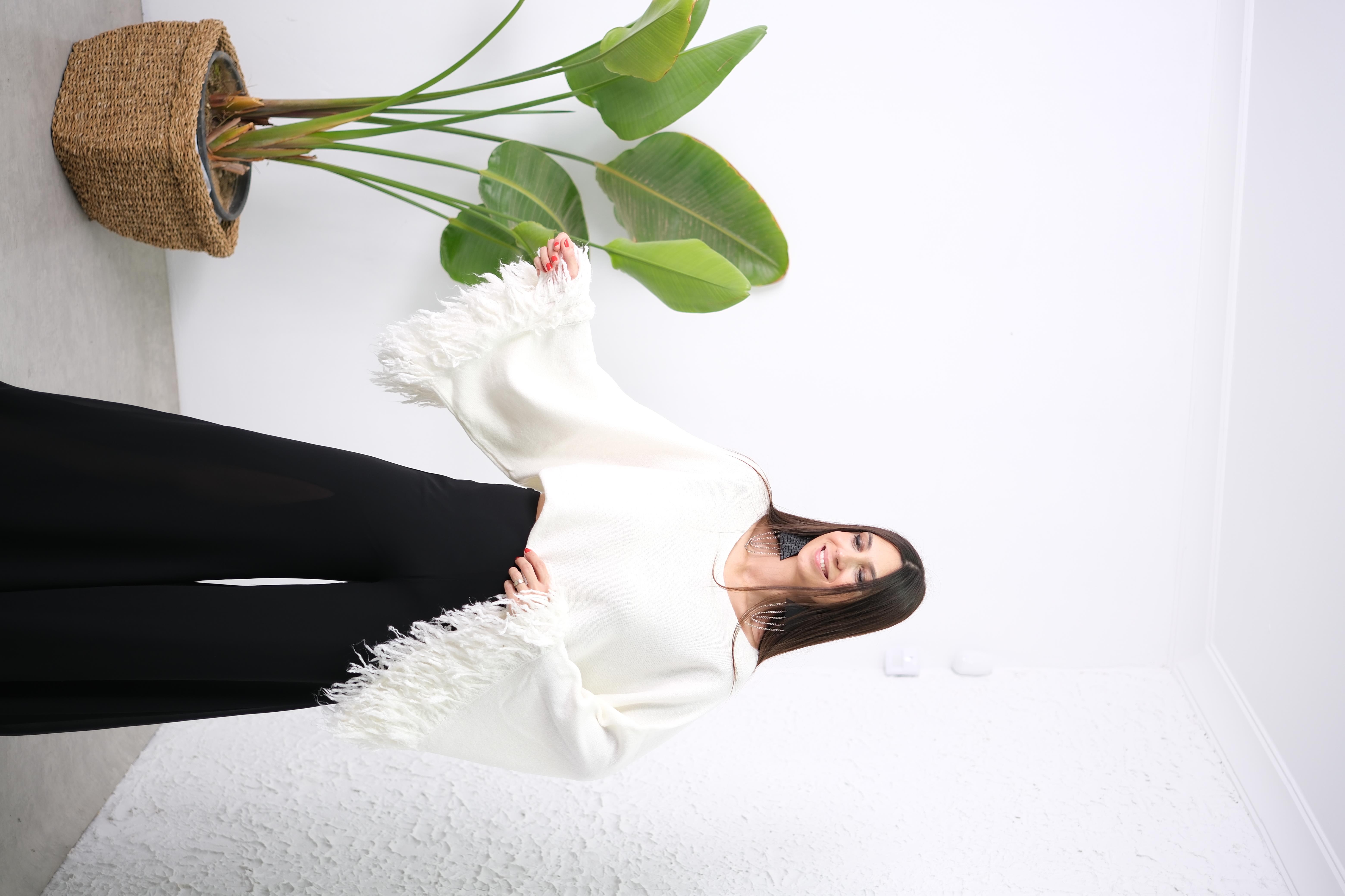 ORTA KOL DETAYLI BEYAZ BLUZ