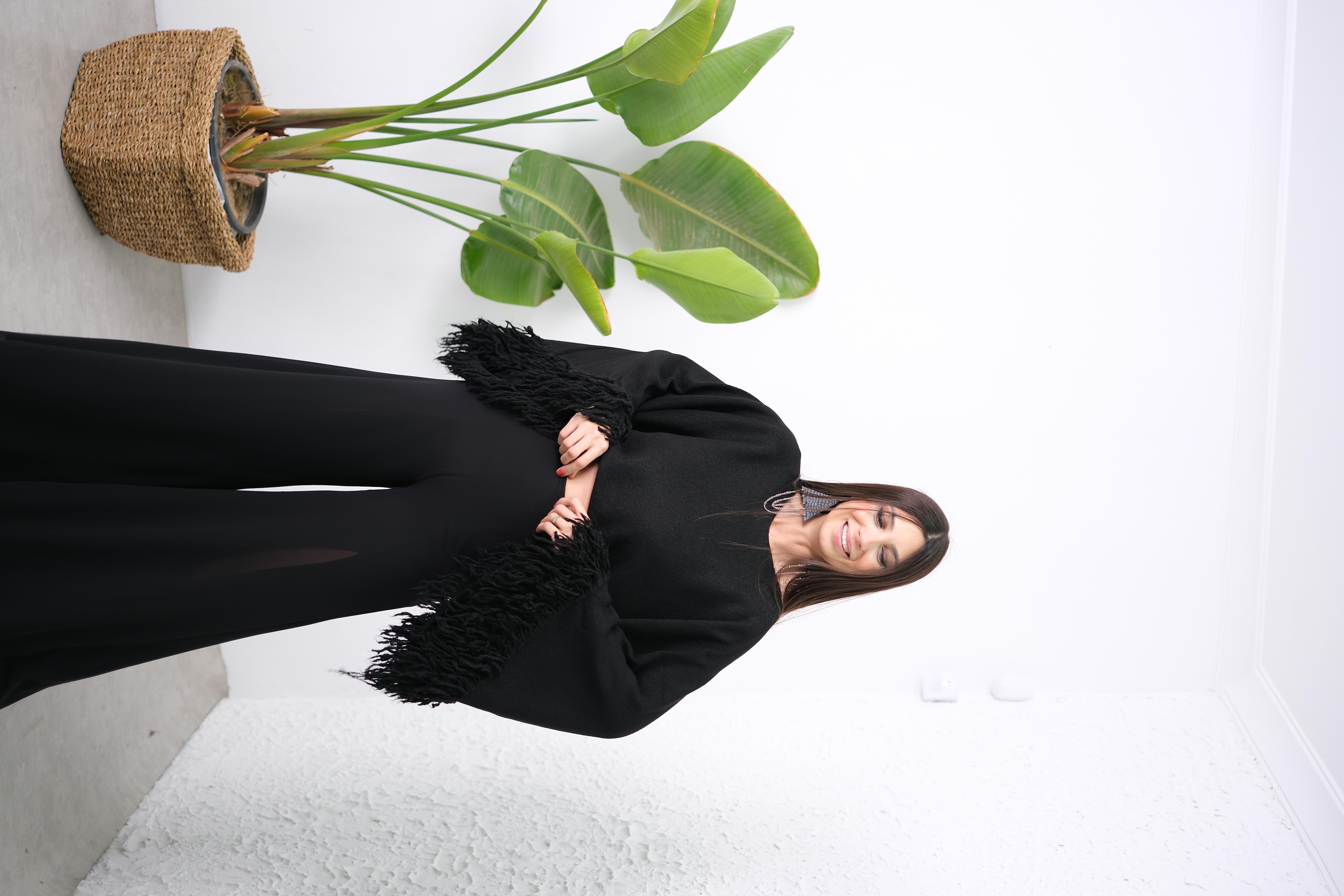 ORTA KOL DETAYLI SİYAH BLUZ