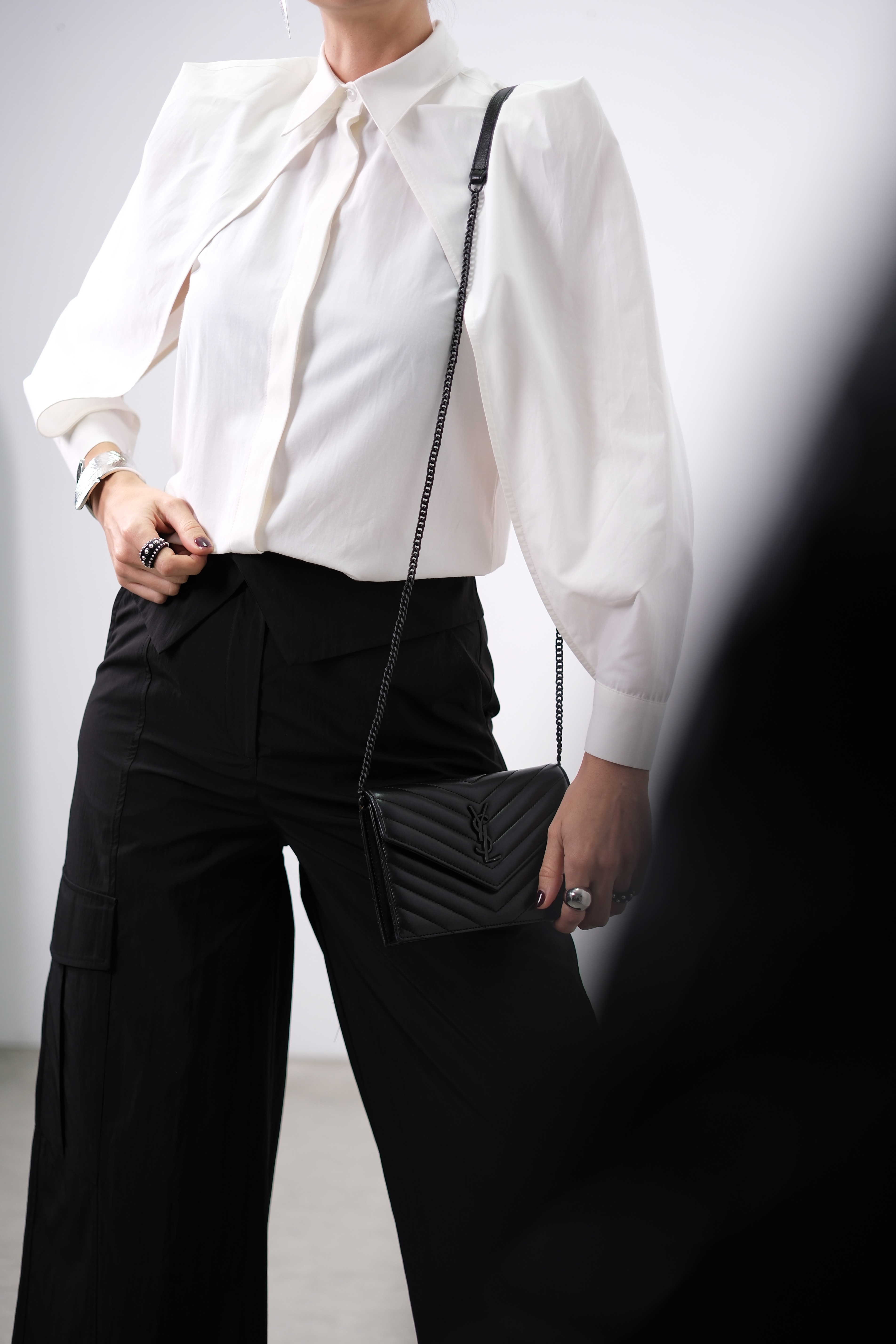 PENA KOL DETAYLI TASARIM BEYAZ GÖMLEK