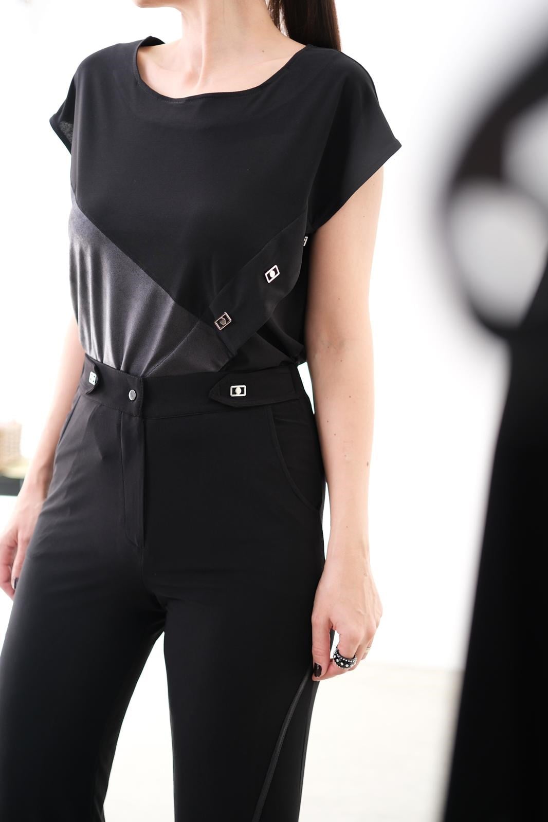 PİNA DERİ TASARIMLI SİYAH BLUZ