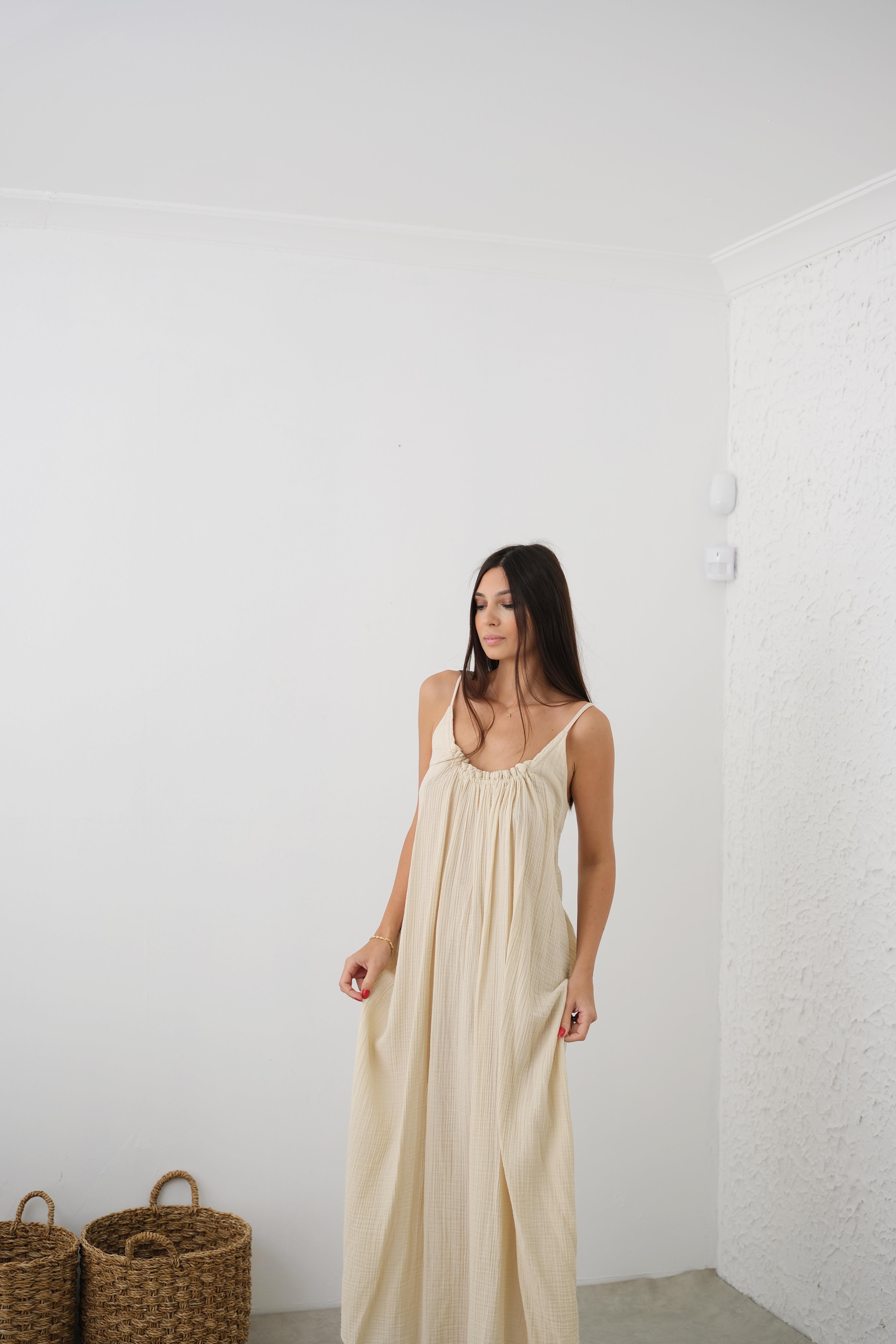 PİRGA ASKILI BEJ MÜSLİN ELBİSE