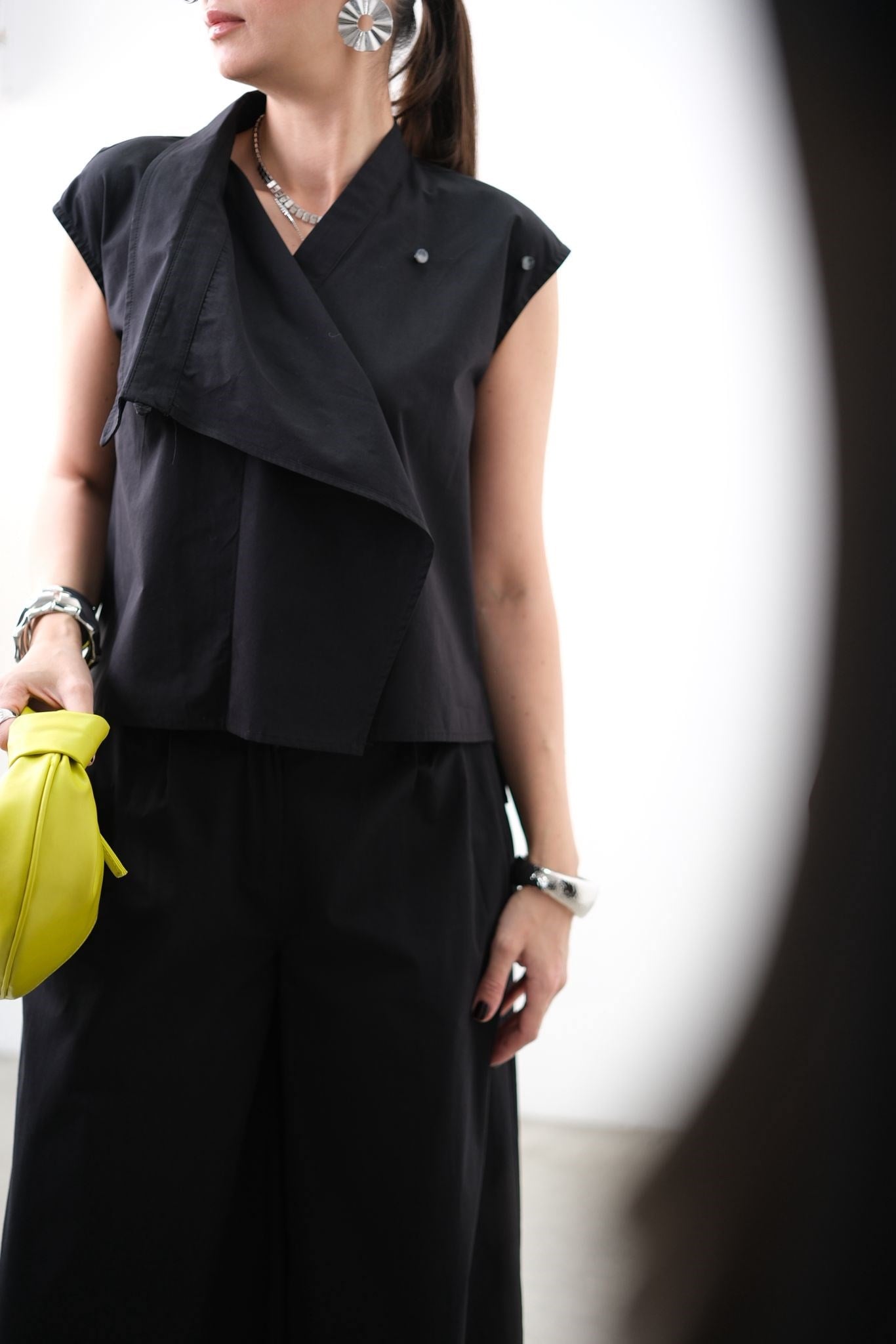 POPLY YAKA DETAYLI SİYAH BLUZ