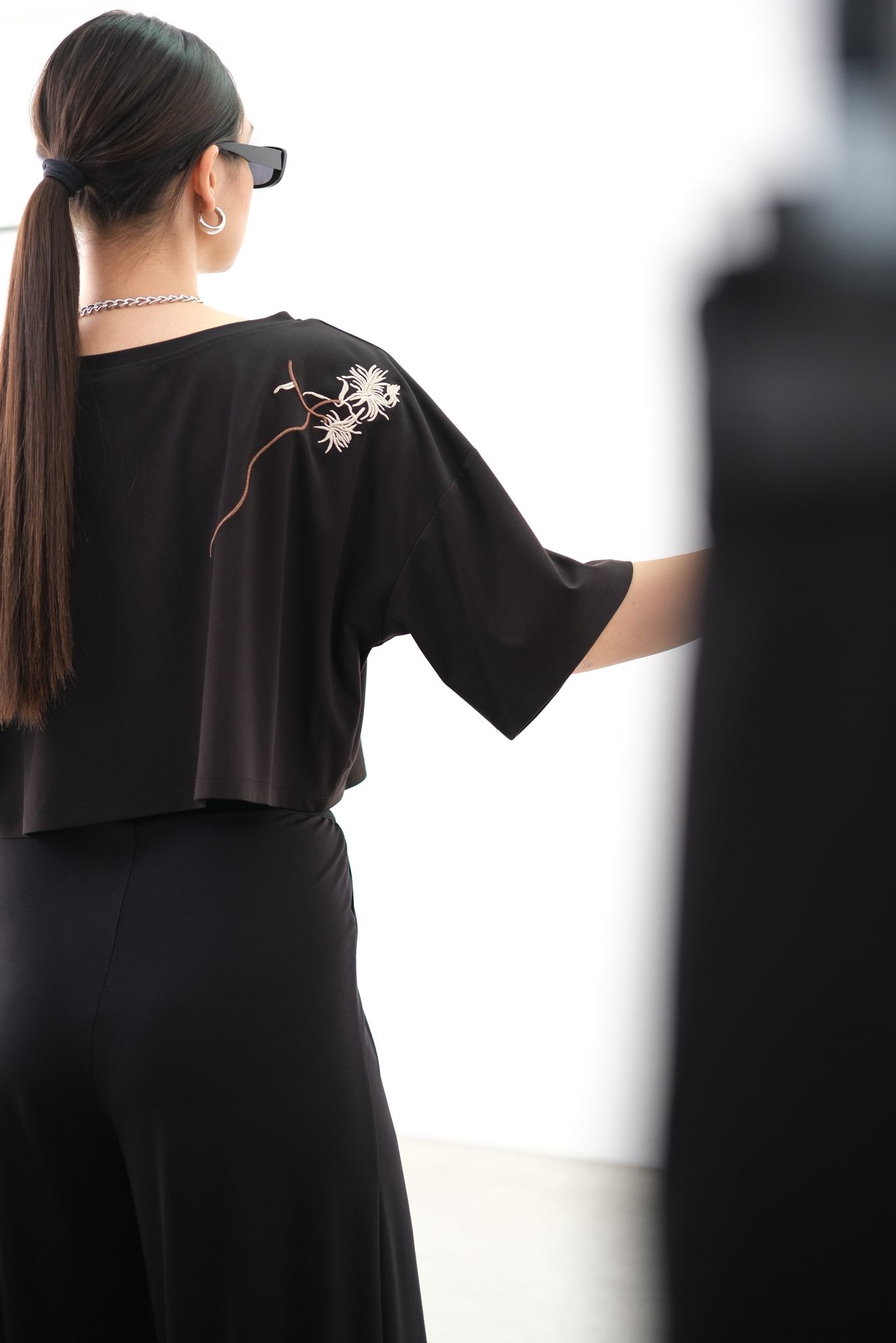 ROLA NAKIŞ DETAYLI SİYAH BLUZ