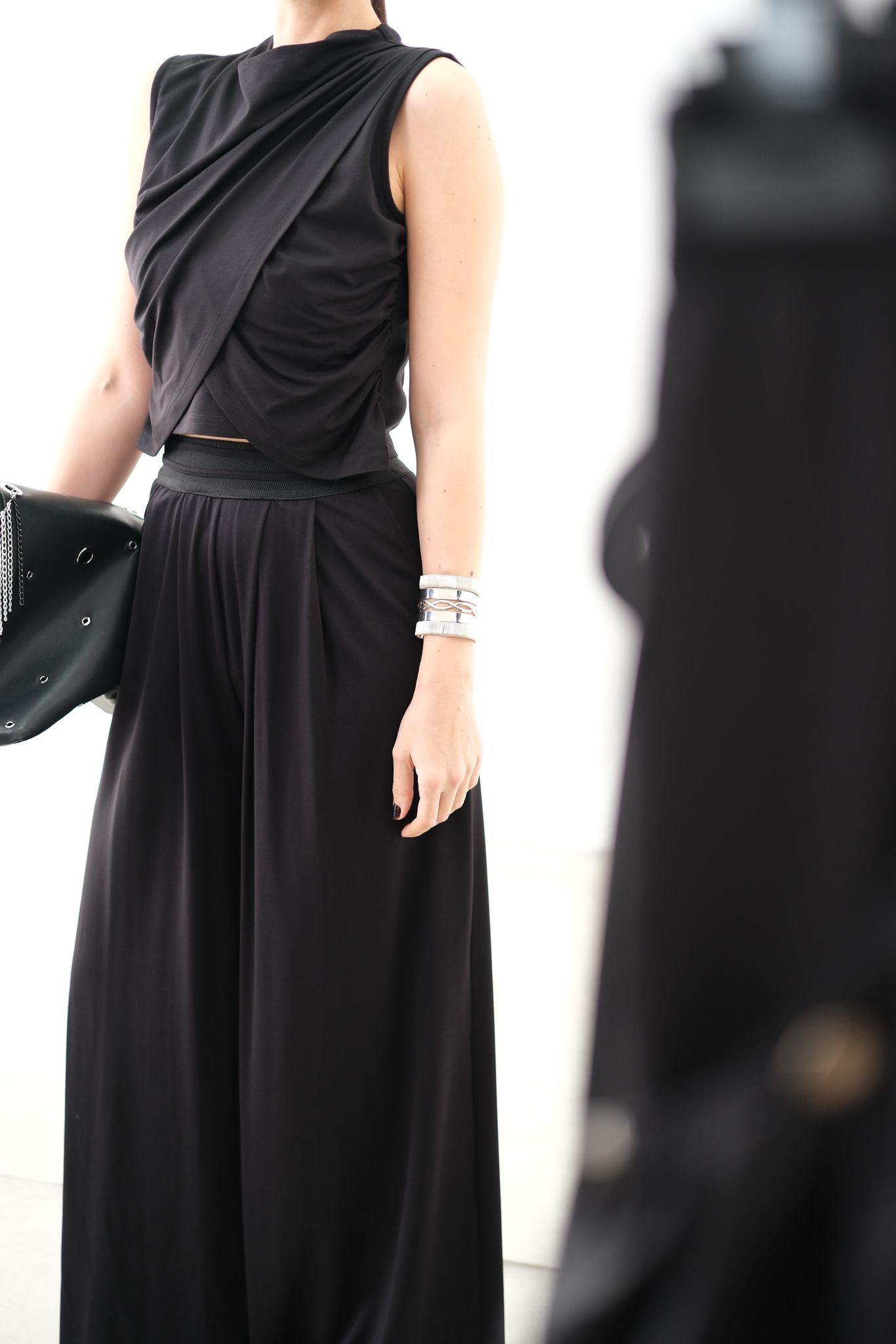 ROLA ÖN KRUVAZE SİYAH BLUZ