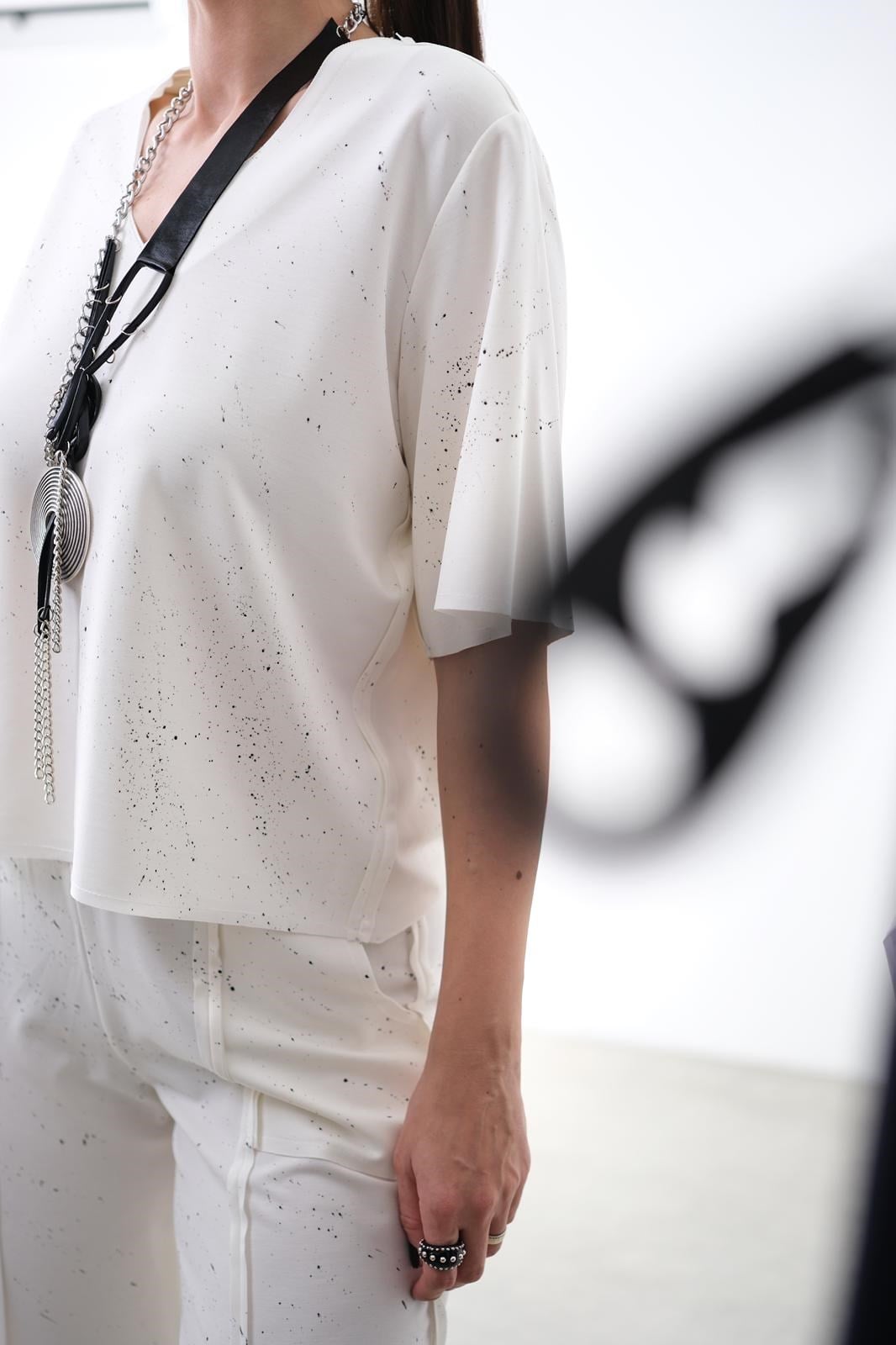 SARPE KREM BASKILI V YAKA BLUZ