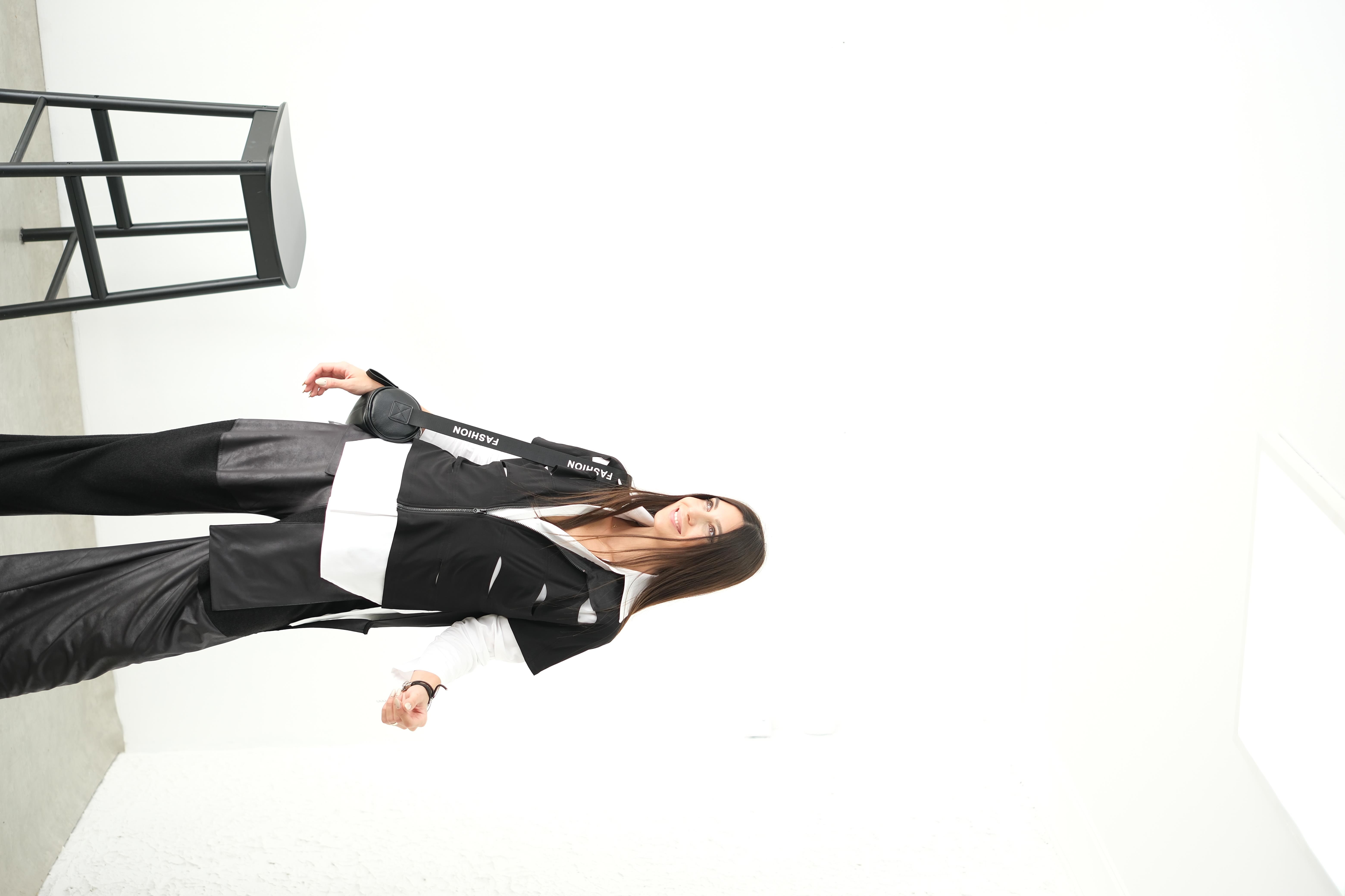 SİSTA KESİK DETAYLI SİYAH BLUZ