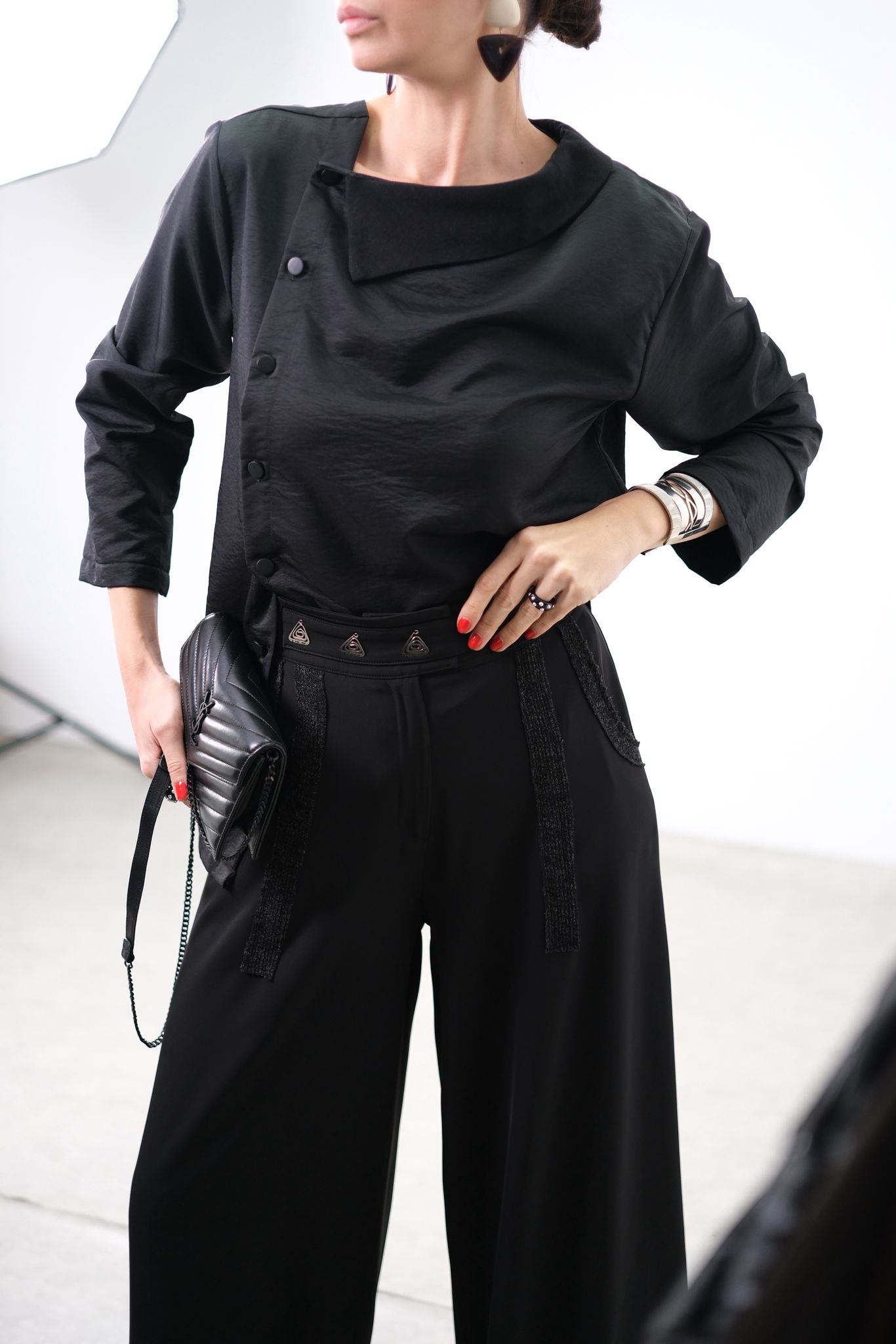 TİME YAKA DETAYLI SİYAH GÖMLEK