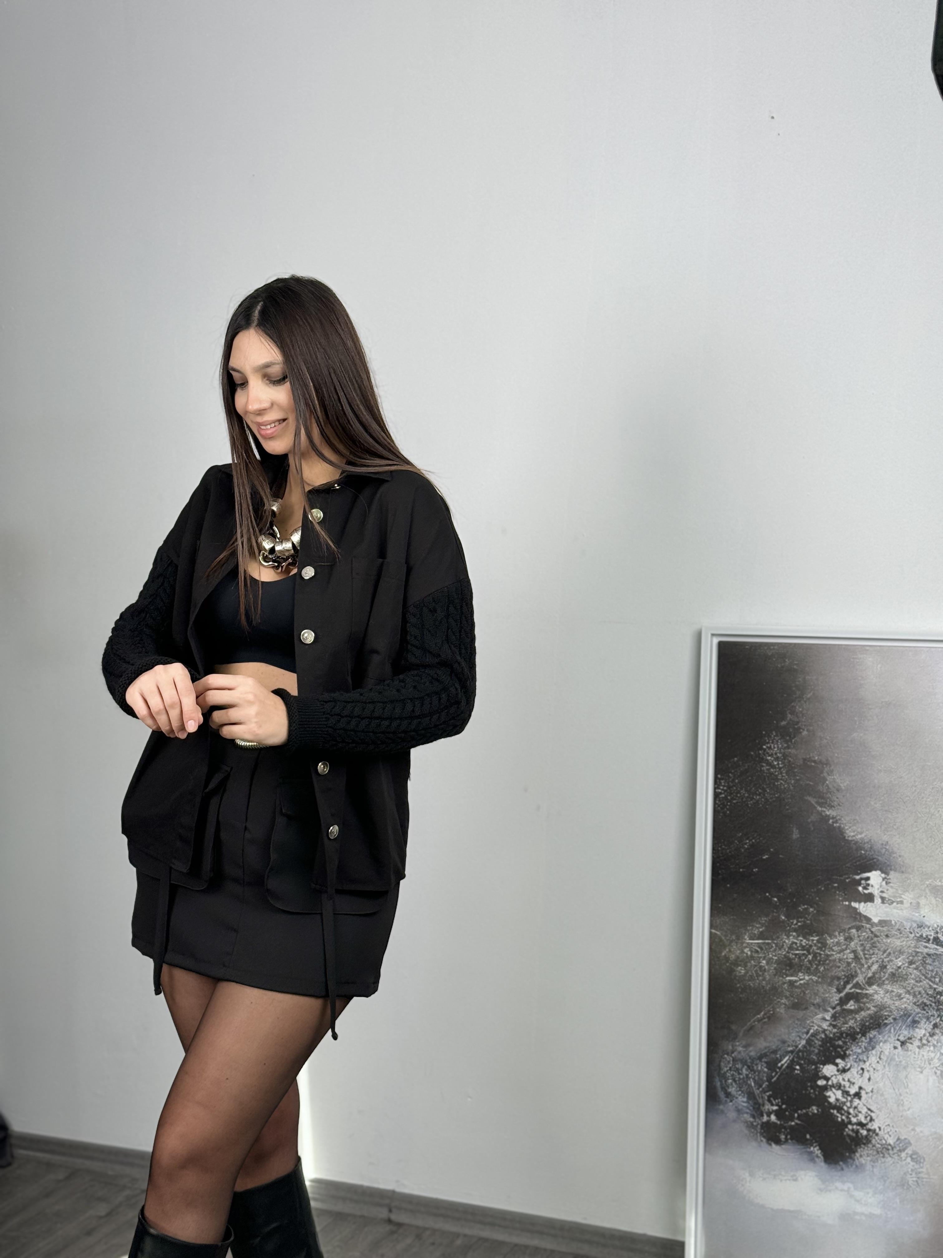 TRİNA TRİKO DETAYLI SİYAH GÖMLEK