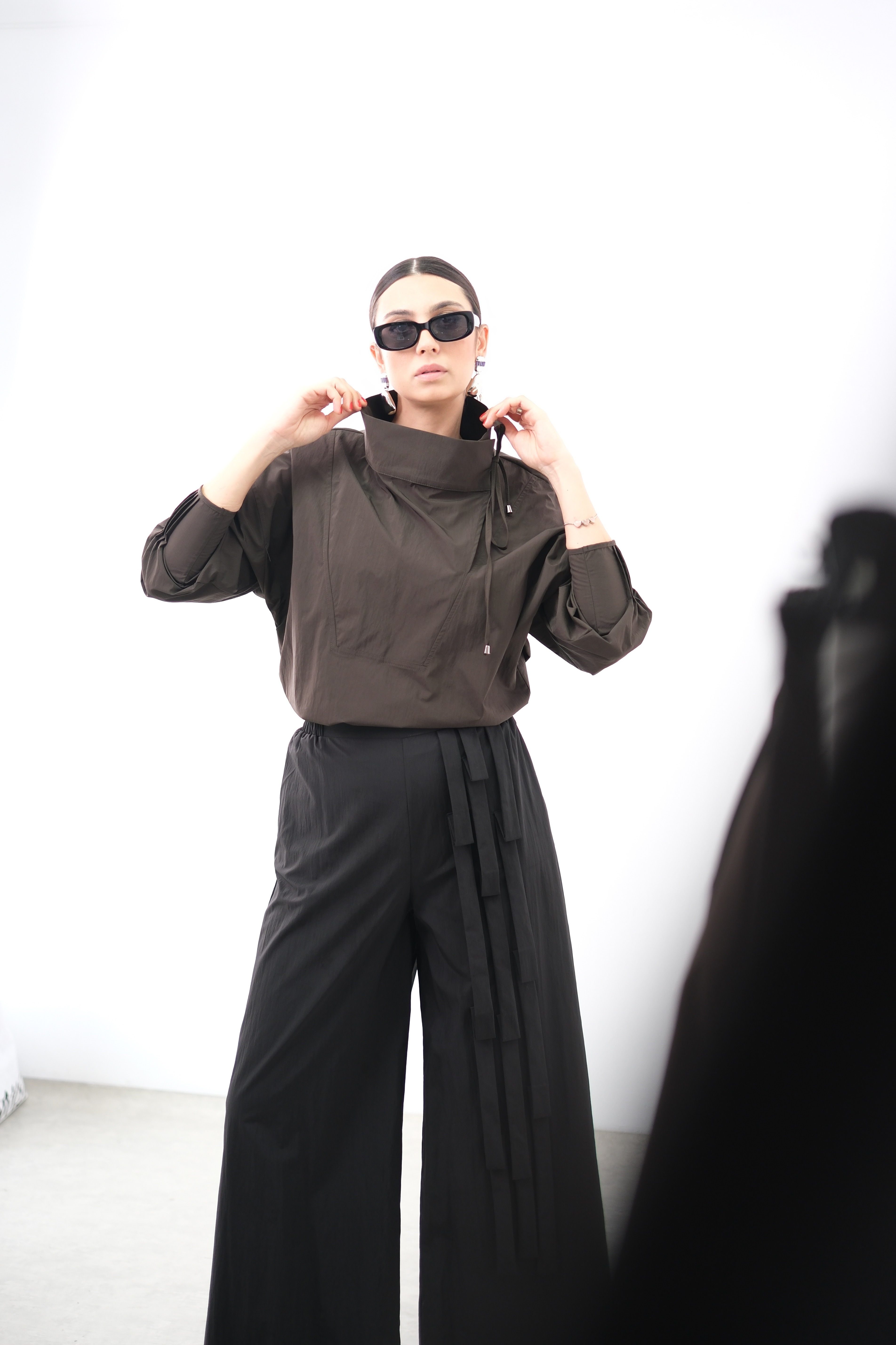 VALENTİ YAKA DETAYLI KAHVE GÖMLEK