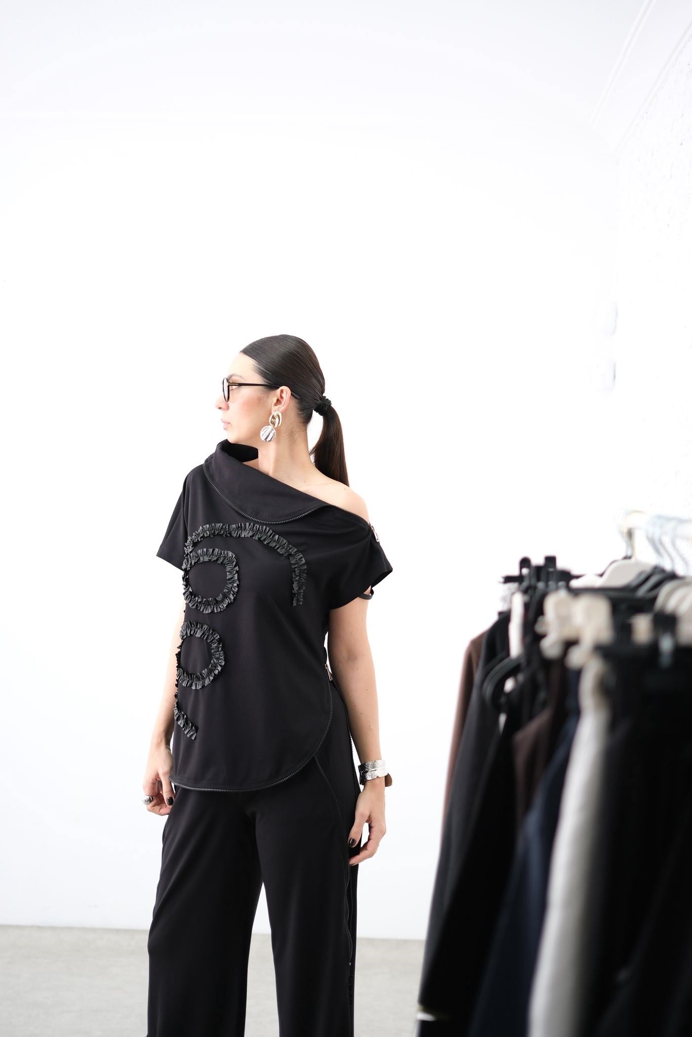 VELLA ÖN APLİKE DETAYLI SİYAH BLUZ