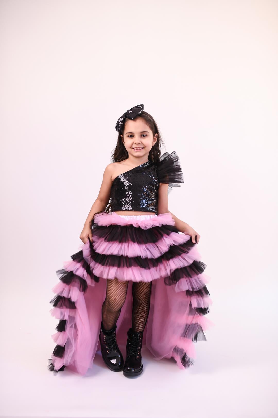 BLACKPINK SKIRT WITH TAIL AND BLACK ONE SHOULDER  CROP (ETEK-CROP TAKIM)