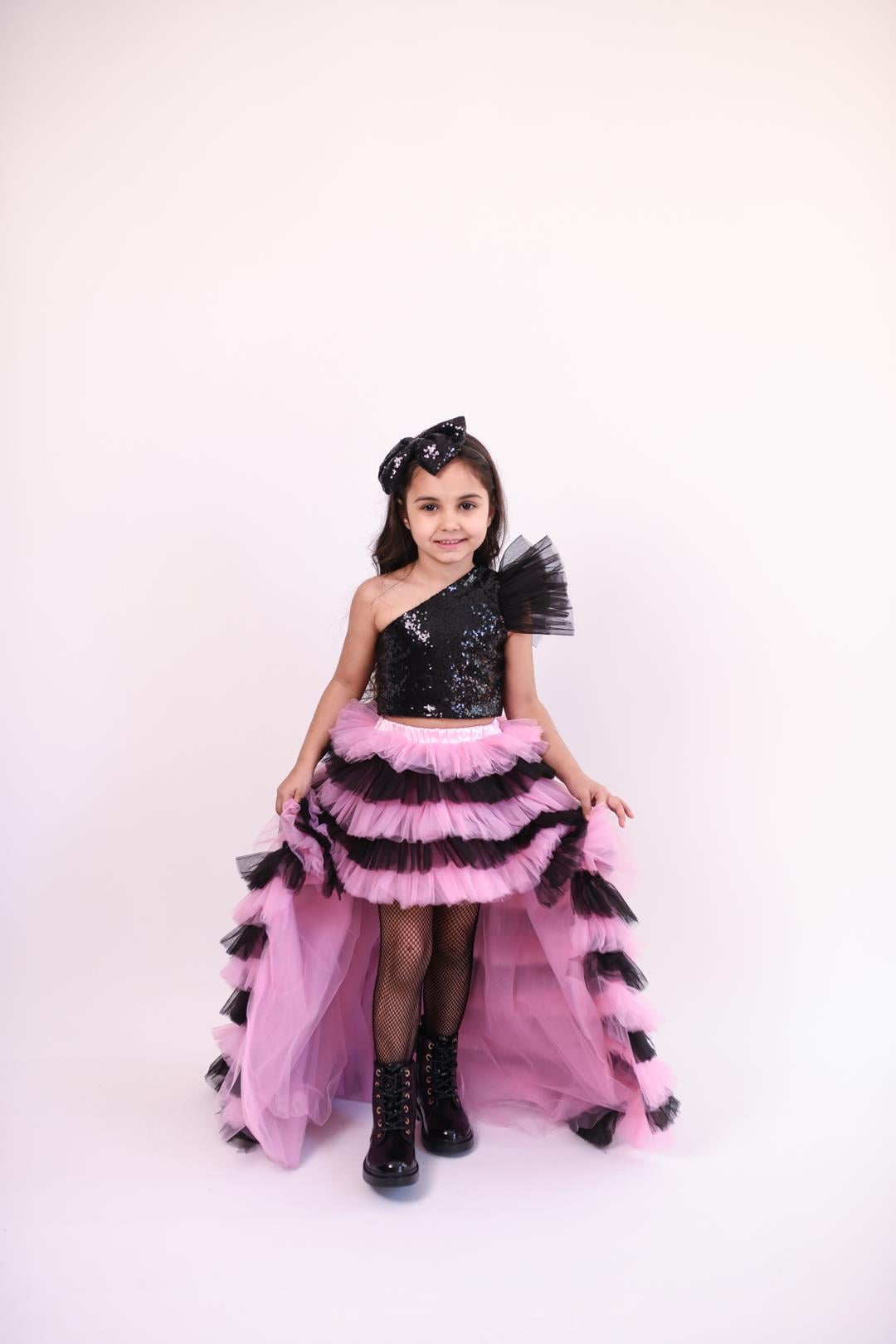 BLACKPINK SKIRT WITH TAIL AND BLACK ONE SHOULDER  CROP (ETEK-CROP TAKIM)