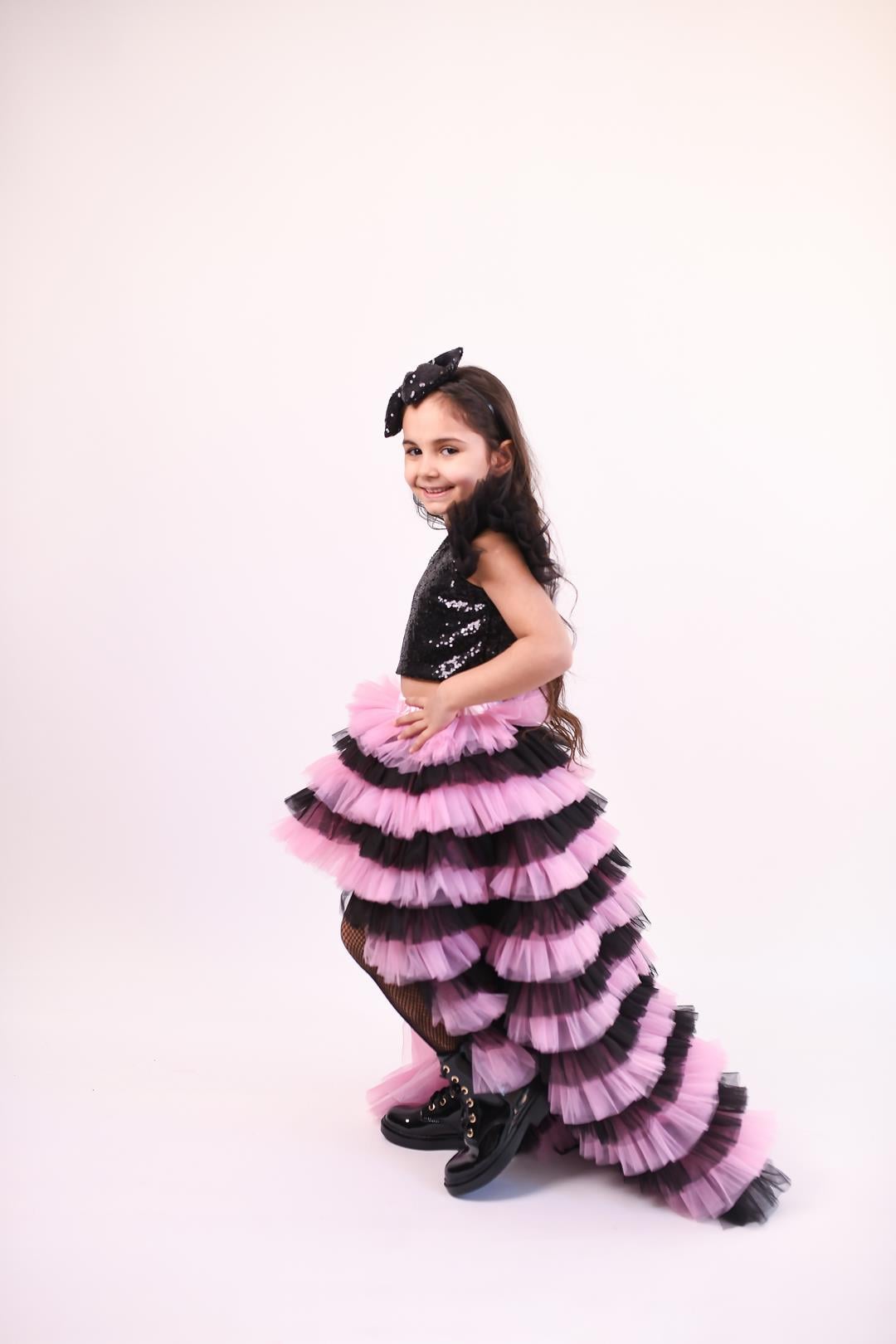 BLACKPINK SKIRT WITH TAIL AND BLACK ONE SHOULDER  CROP (ETEK-CROP TAKIM)