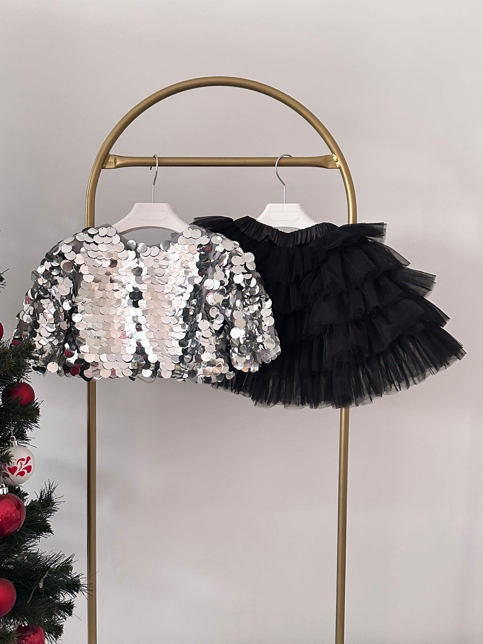 BLACK SKIRT&SILVER SQUAMA CROP
