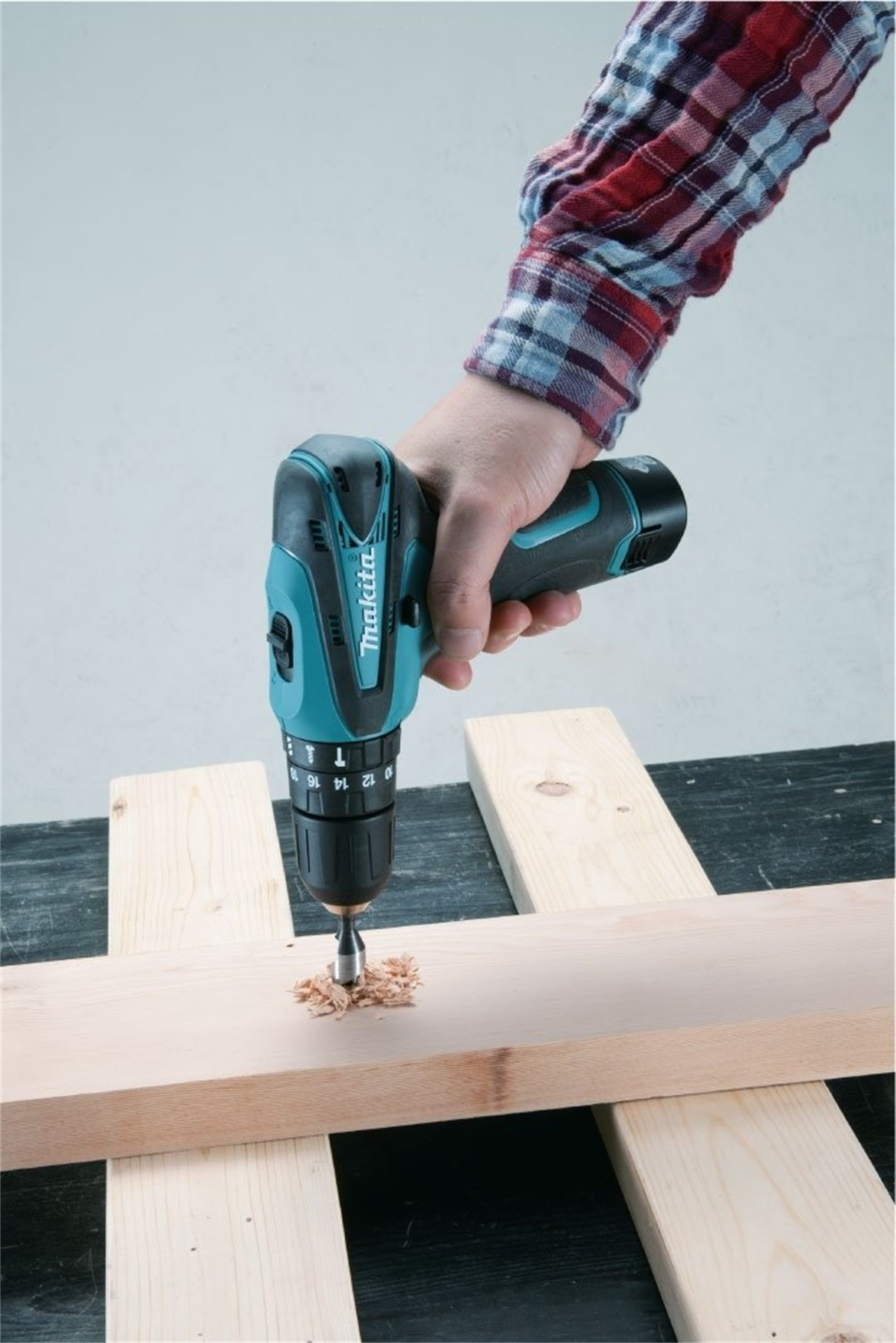 Makita HP330DWE Darbeli Akülü Matkap Vidalama