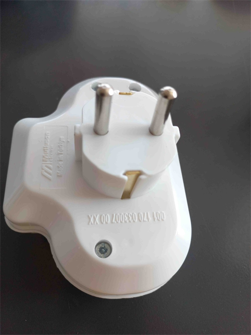 Mutlusan İkili Topraklı Fiş-Priz Anahtarlı  001170033007