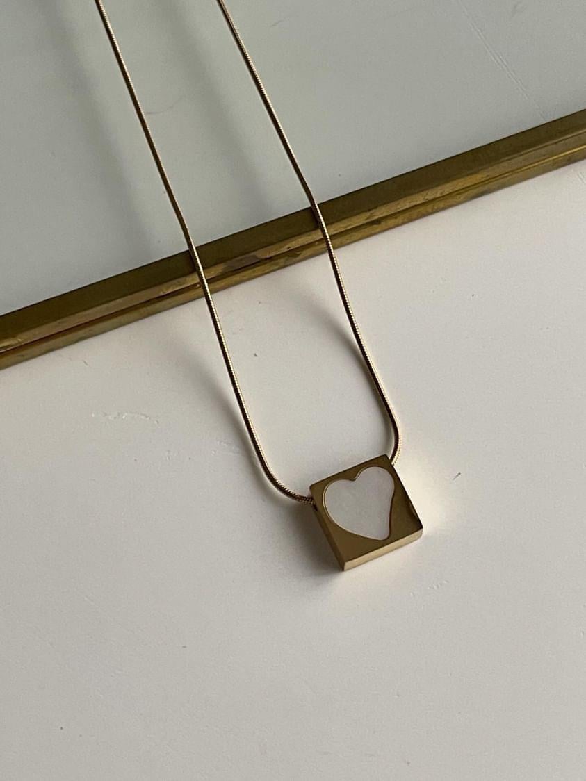 Çelik Gold Beyaz Sedef Kalpli Kare Kolye (47 Cm)