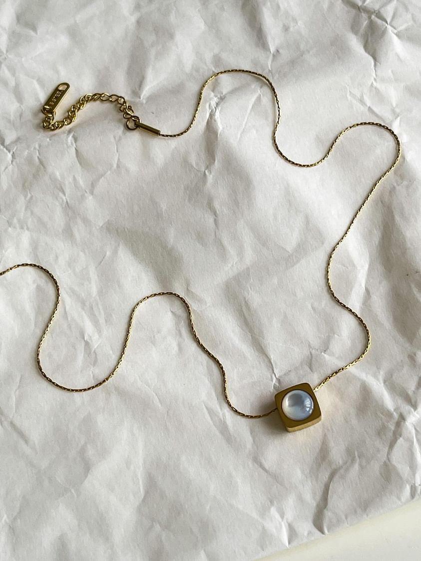 Çelik Gold Beyaz Sedefli Kare Kolye (46 Cm)