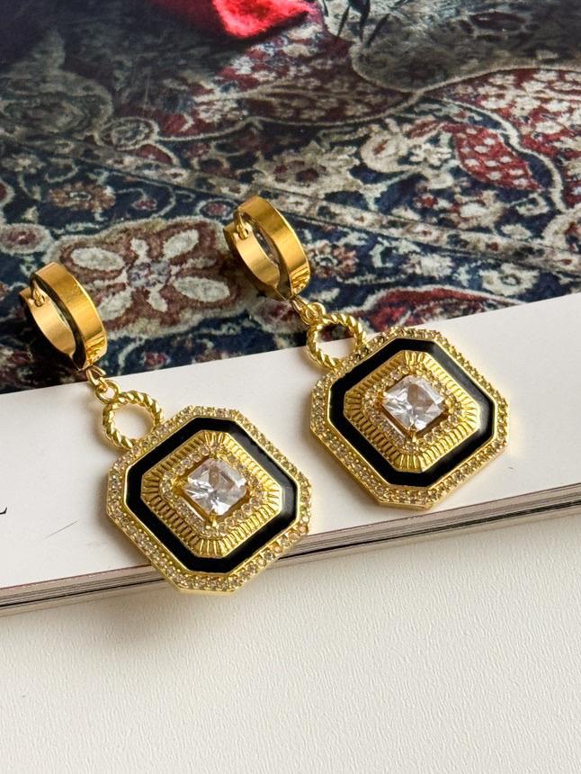 Çelik Gold Siyah Detaylı Kare Küpe (3.80 Cm)