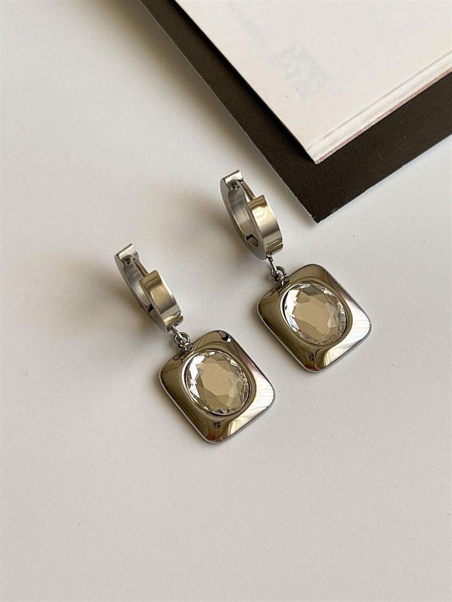 Çelik Gümüş Renk Beyaz Taşlı Küpe (3 Cm)