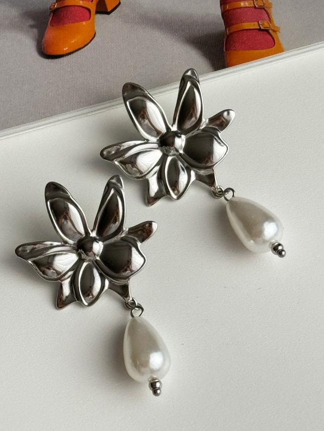 Çelik Gümüş Renk Çiçek Damla İncili Küpe (3.5 Cm)