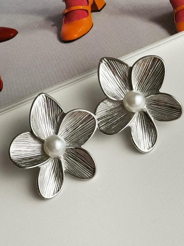 Çelik Gümüş Renk İncili Çiçek Küpe (3 Cm)