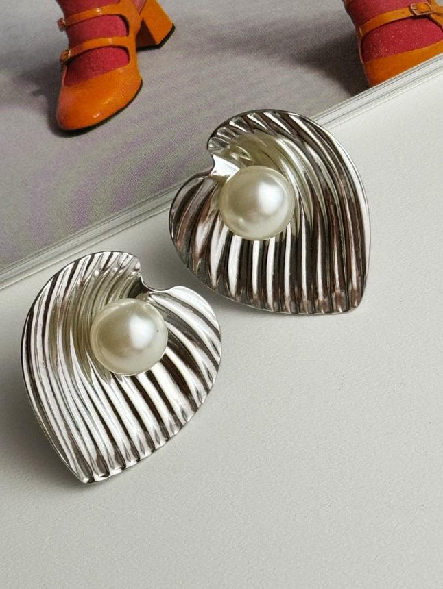 Çelik Gümüş Renk İncili Midye Kalp Küpe (2.5 Cm)