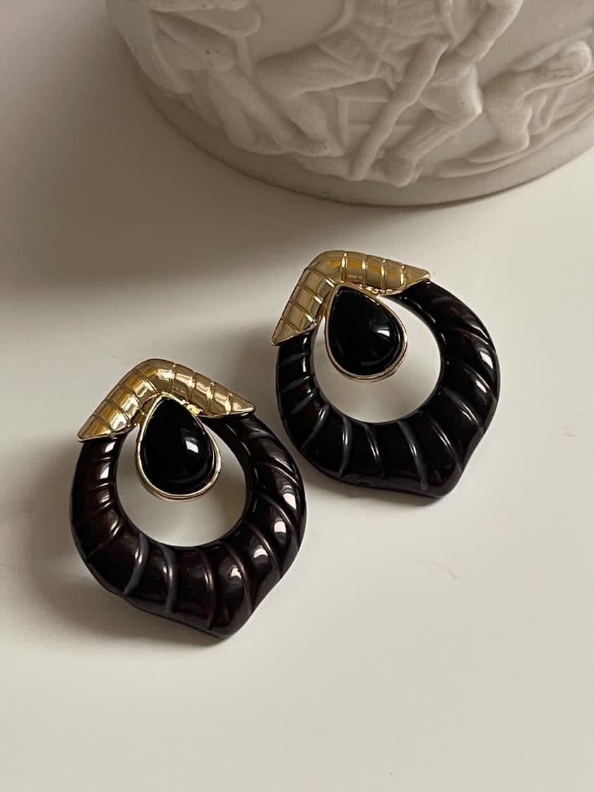 Gold Detaylı Siyah Reçine Küpe (3.20 Cm)