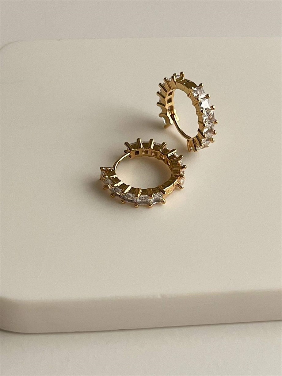 Özel Kapama Gold Renk Beyaz Baget Taşlı Halka Küpe (2 Cm)