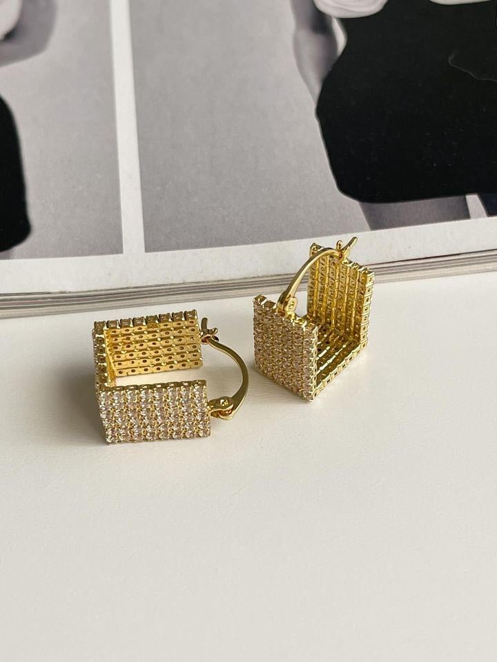 Özel Kaplama Gold Renk Kare Zirkon Taşlı Vip Küpe (2 Cm)