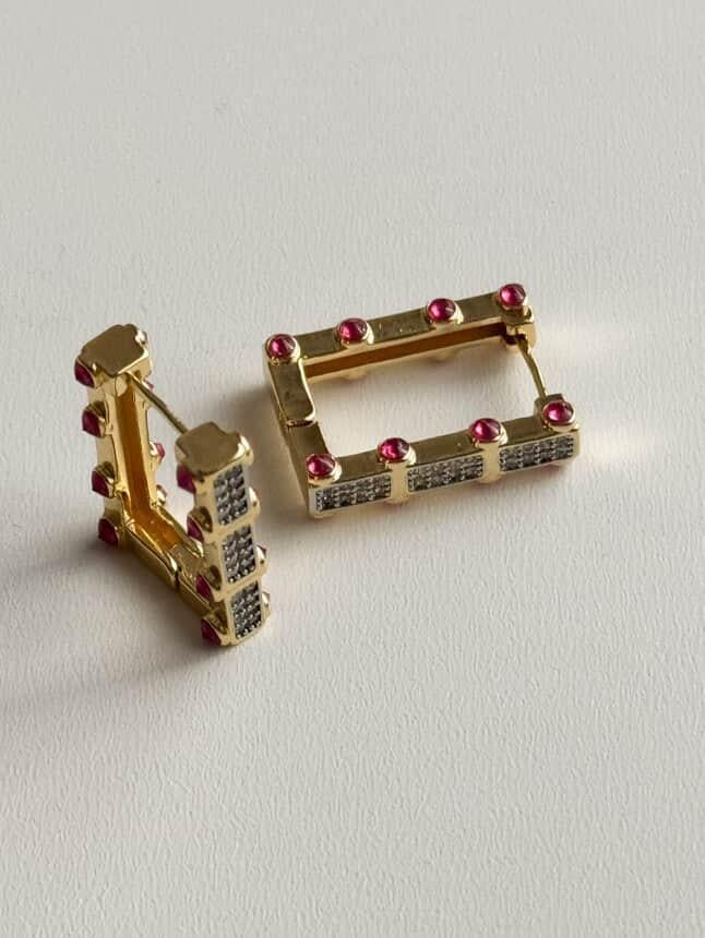 Özel Kaplama Gold Vip Kare Fuşya Taşlı Küpe (2.20 Cm)