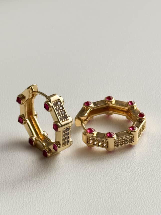 Özel Kaplama Gold Vip Köşeli Fuşya Taşlı Küpe (2 Cm) 
