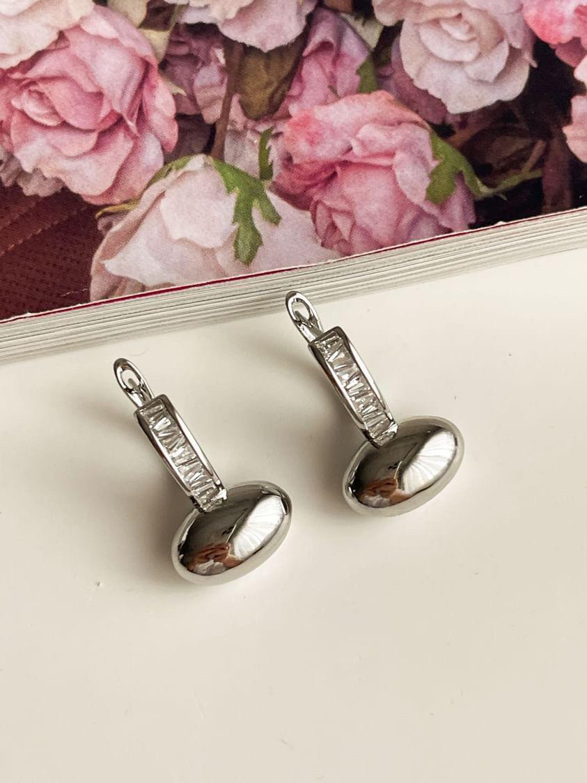 Özel Kaplama Gümüş Renk Vip Baget Taşlı Oval Topçuklu Küpe (1.90 Cm)