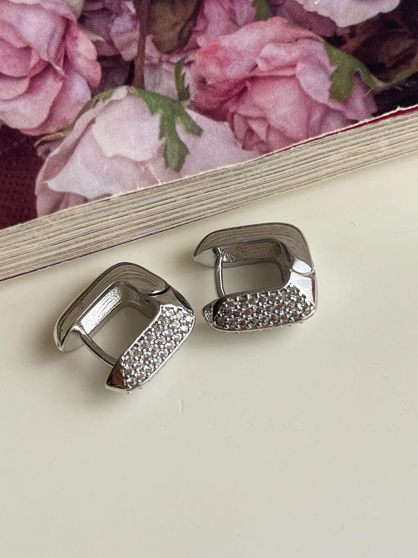 Özel Kaplama Gümüş Renk Zirkon Taşlı Kare Vip Küpe (1.30 Cm)