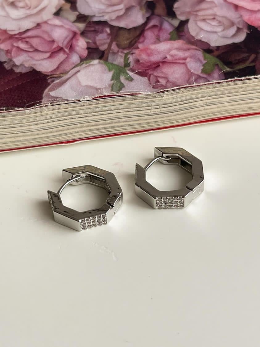 Özel Kaplama Gümüş Renk Zirkon Taşlı Köşeli Küpe (1.5 Cm)