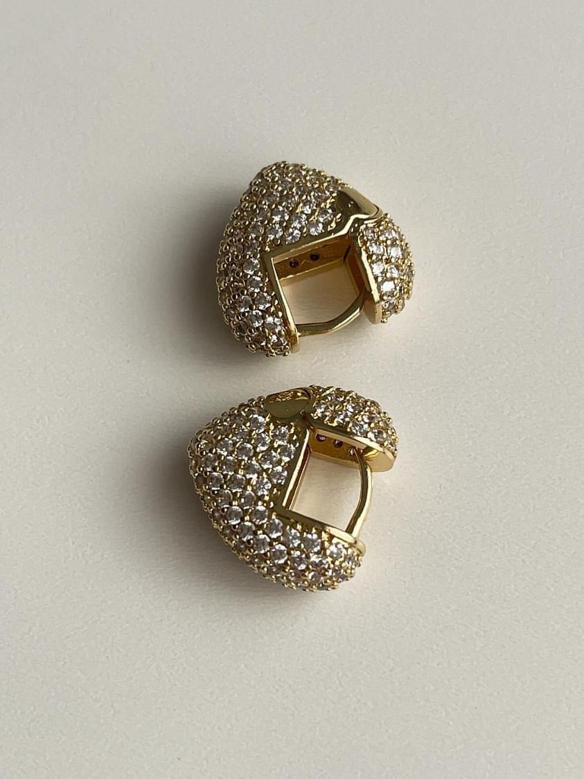 Özel Seri Gold Renk Zirkon Taşlı Bombeli Kalp Vip Küpe (1.5 Cm)