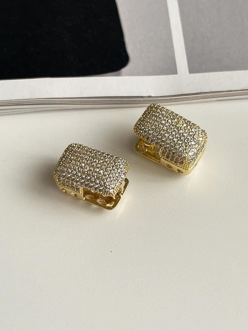 Özel Seri Gold Zirkon Taşlı Bombeli Kare Vip Küpe (1.70 Cm)