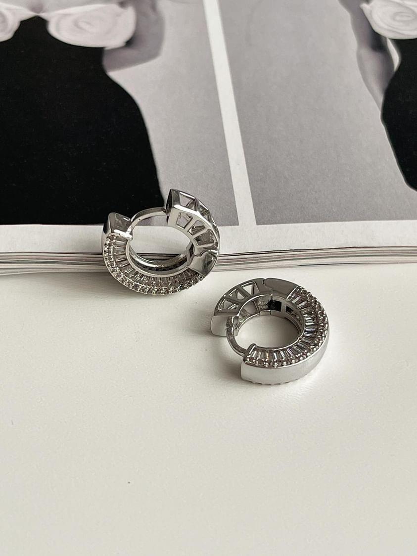 Özel Seri Gümüş Renk Baget Taşlı Vip Küpe (1.70 Cm)