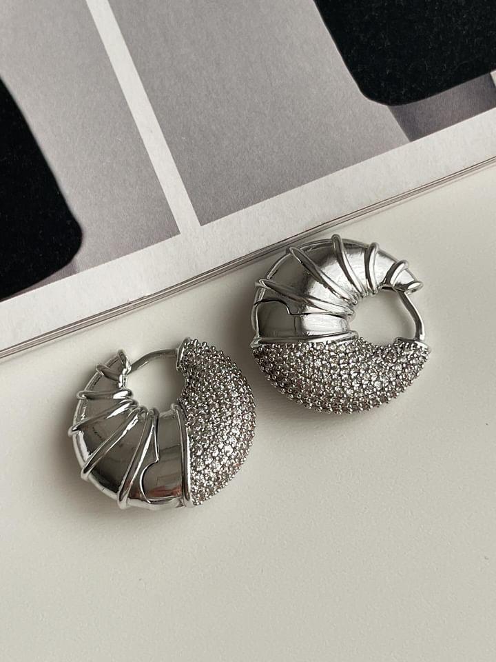 Özel Seri Gümüş Renk Zirkon Taşlı Bombeli Midye Vip Küpe (2.5 Cm)