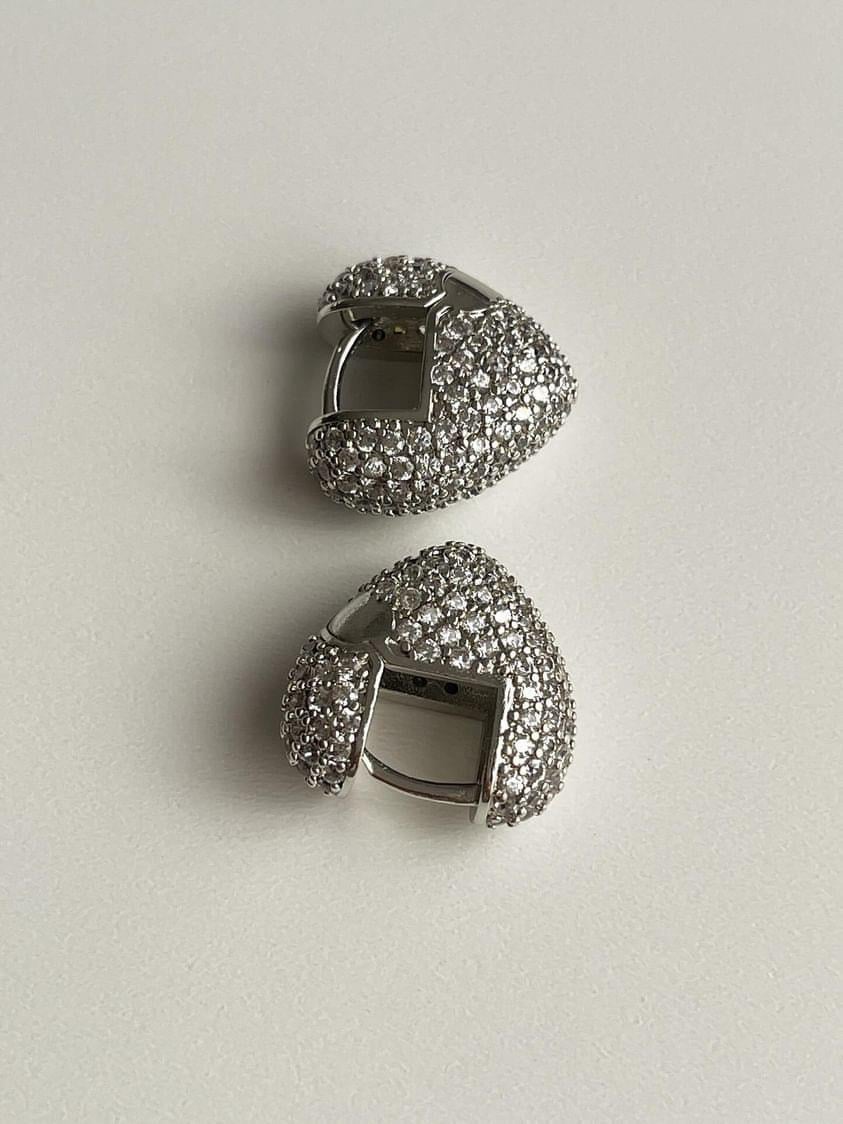 Özel Seri Gümüş Renk Zirkon Taşlı Bombeli Kalp Vip Küpe (1.5 Cm)