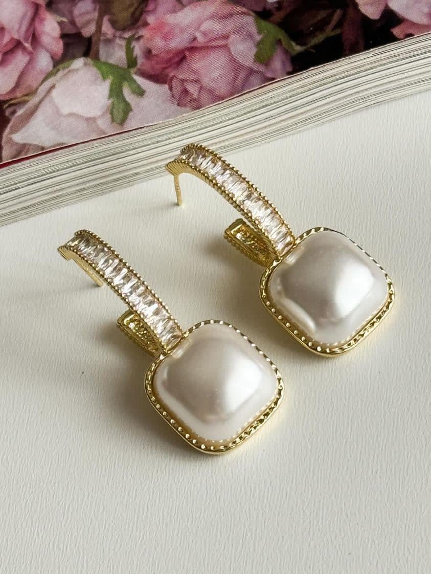 Xuping Gold Beyaz Sedefli Baget Taşlı Küpe (3.30 Cm)
