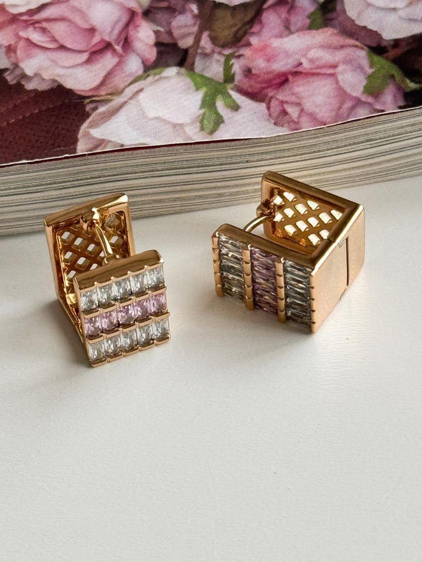 Xuping Gold Pembe Beyaz Baget Taşlı Kare Küpe (1.40 Cm)