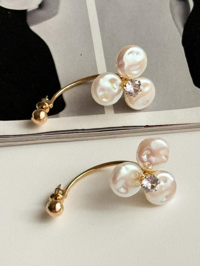 Zr Model Beyaz Sedefli Çiçek Küpe (4 Cm)