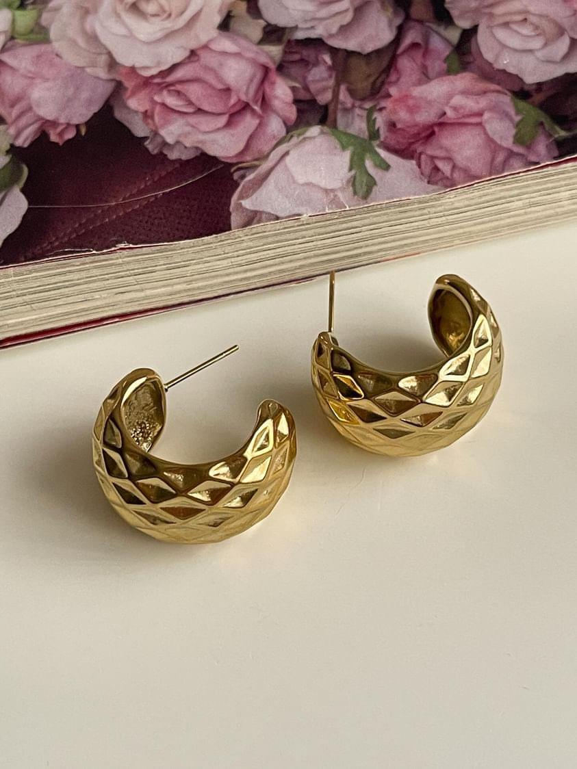 Çelik Gold Desenli Midye Küpe (2 Cm)