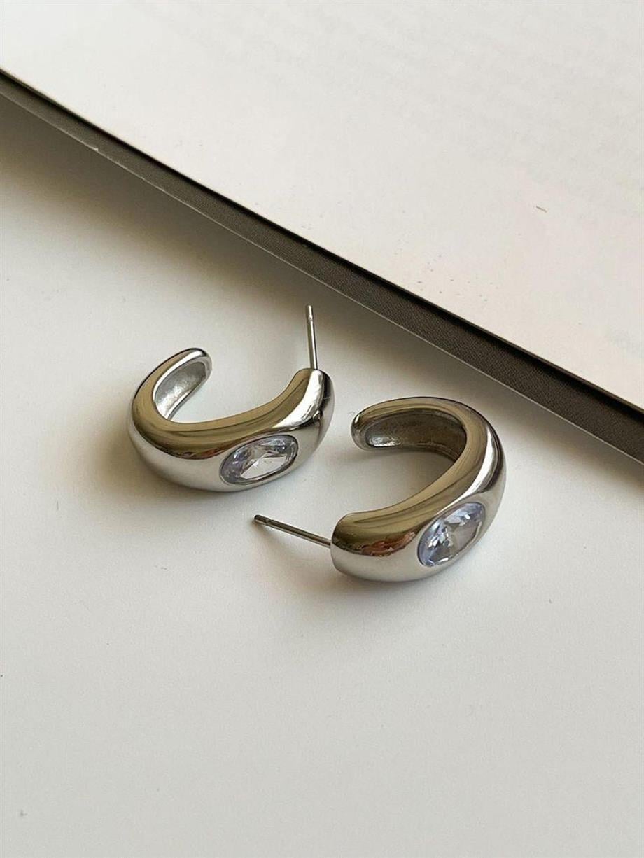 Çelik Gümüş Renk Beyaz Taşlı Küpe (2 Cm)