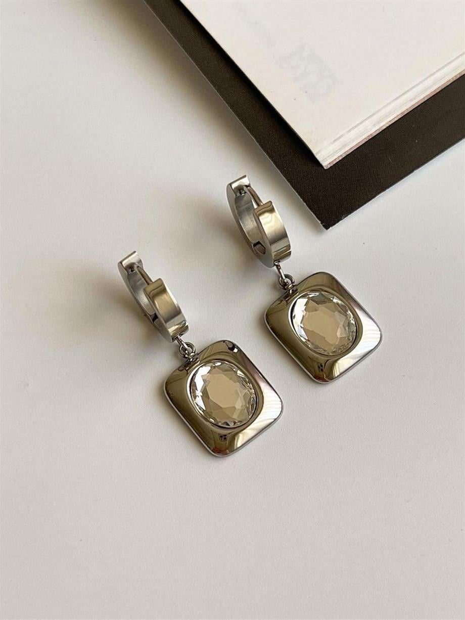 Çelik Gümüş Renk Beyaz Taşlı Küpe (3 Cm)