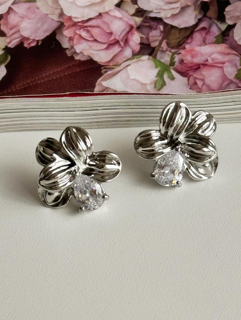 Çelik Gümüş Renk Çiçek Baget Taşlı Küpe (2 Cm)