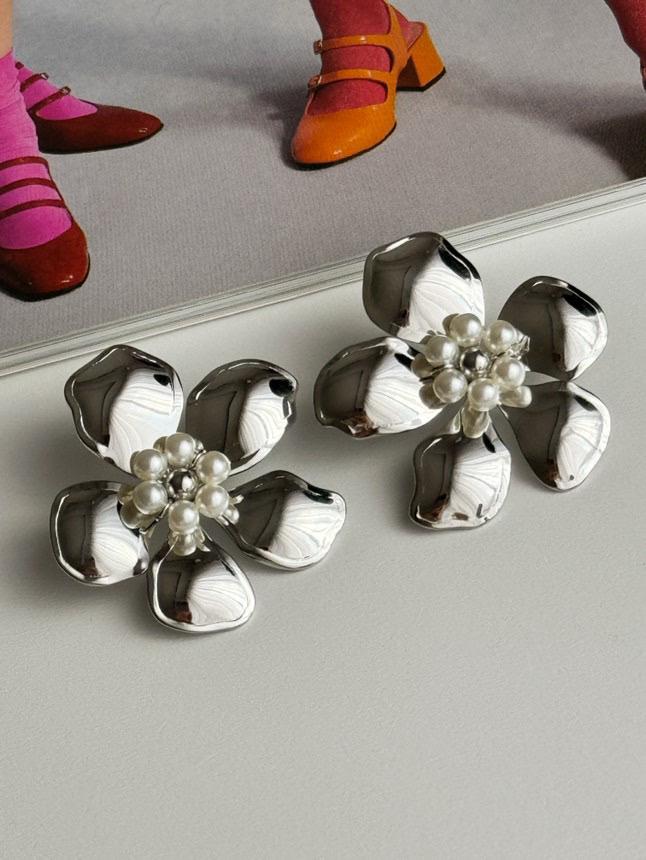 Çelik Gümüş Renk İncili Çiçek Küpe (3 Cm)