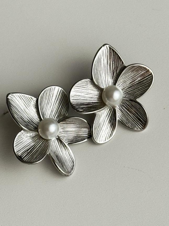Çelik Gümüş Renk İncili Çiçek Küpe (3 Cm)