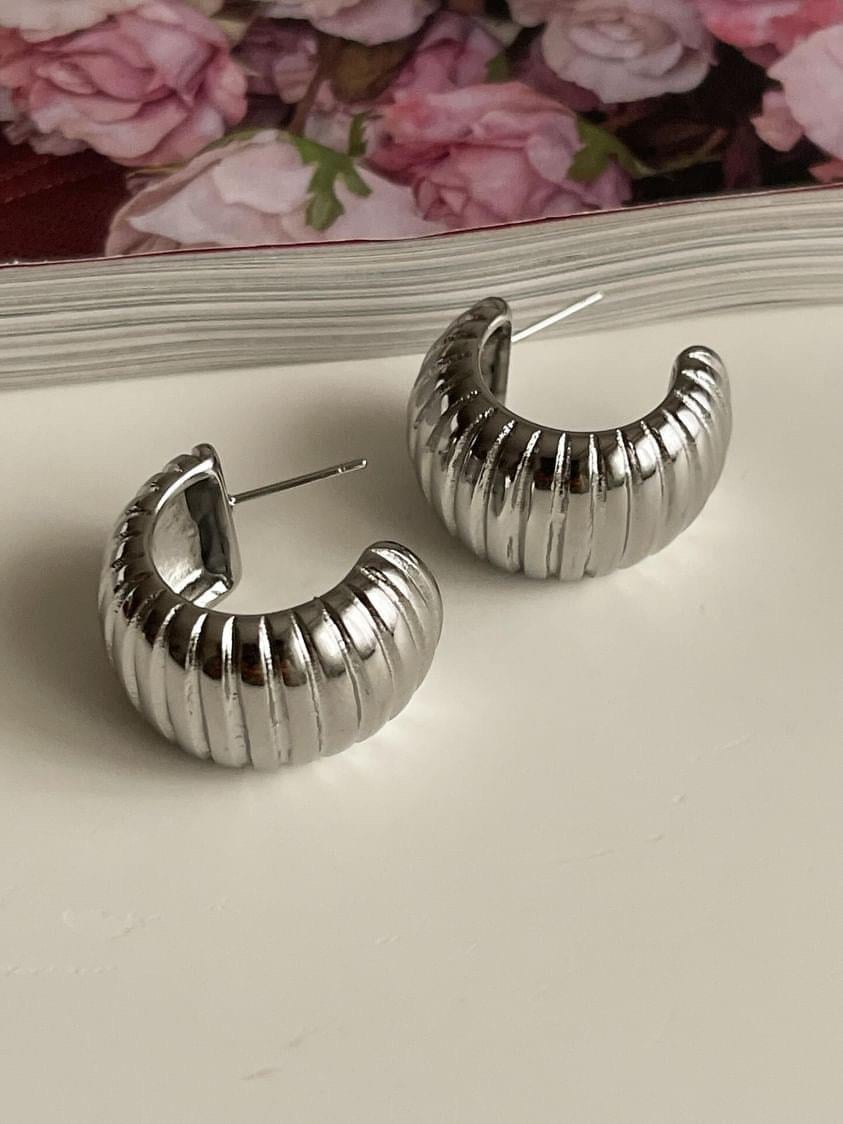 Çelik Gümüş Renk Midye Küpe (2 Cm)